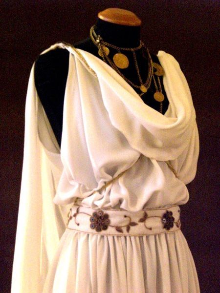 Short Greek Dress, Old Greek Dress, Ancient Roman Female Clothing, Ancient Greece Princess, Ancient Roman Wedding Dress, Roman Clothes Women, Greek Inspired Clothes, Roman Toga Woman, Roman Princess Dress