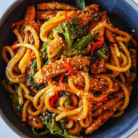 Here is a perfect, quick weeknight meal that’s way better than any takeout. No matter how long of a day I’ve had at work, I can always whip up this Udon Noodles Aesthetic, Vegan Udon Noodles, Chicken Udon Noodles, Vegan Udon, Chicken Udon, Ayam Teriyaki, Udon Noodles Recipe, Teriyaki Noodles, Fried Udon