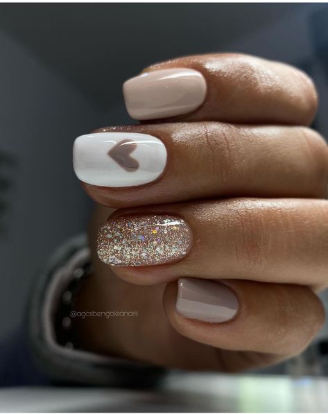 Beautiful Nails Ideas, Gel Nails Shimmer, Trending Nails Now, Cute Gel Manicure Ideas, White Tip Designs, White Gel Nails With Design, Cute Gel Manicure, Gel Nails Ideas Winter, Cute Gel X Nails