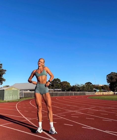 OLIVIA MAY on Instagram: "early mornings on the track ✨ ft. inside out shorts" Runners Body, Track Goals, Race Running, Aesthetic Motivation, Fitness Vision Board, Fitness Aesthetic, Marathon Runner, Sports Aesthetic, Runner Girl