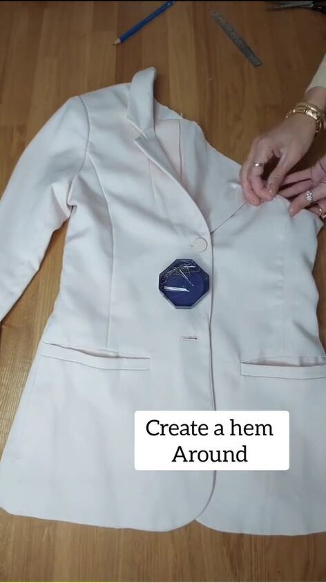 Repurposed Blazer Ideas, Blazer Upcycle, Diy Jacket Refashion, Blazer Diy, Cut Blazer, Shirt Hacks, Upcycle Repurpose, Ralph Lauren Blazer, Upcycle Tshirt