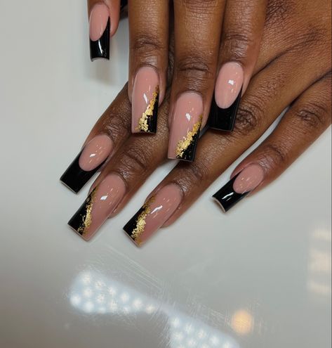 Acrylic Nails Ideas Gold, Coffin Black And Gold Nails, Black And Gold Nails Black Women, Black Gold Flake Nails, Black White And Gold Nails Short, Good And Black Nails, Black And Gold Chrome Nails Designs, Medium Length Nails Acrylic Black, White And Gold Nails With Designs