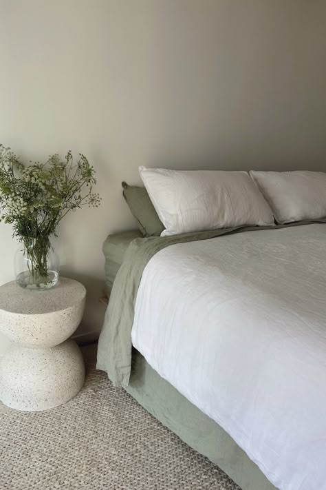 Green Sheets White Duvet, Green Bed Cover Aesthetic, White Bed Green Sheets, Sage Green Linen Bedding, Dreamy White Bedroom, Sage Green And White Aesthetic, Sage And White Bedroom, White Linen Bedroom, White Bedding Room