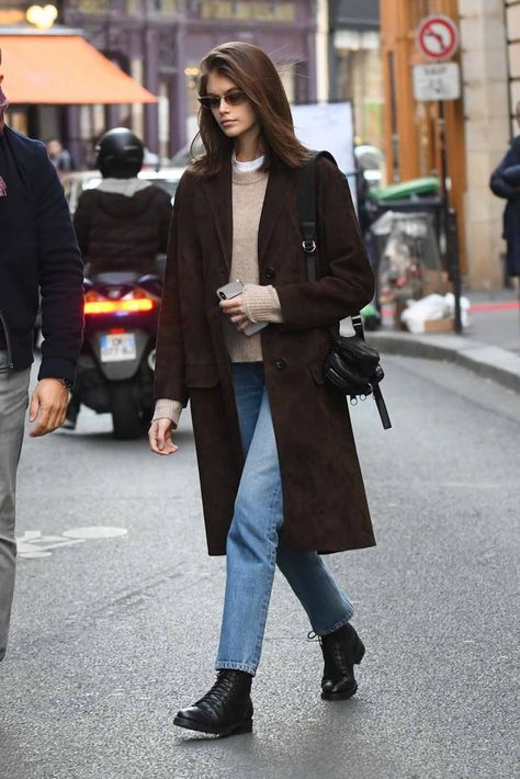 Kia Gerber Street Style, Brown Coat Street Style, Kaia Gerber Style Street, Trench Coat Outfit Hailey Bieber, Kaia Gerber Hair, Hailey Bieber Trench Coat, Kaia Gerber Outfits, Kendall Jenner Brown Leather Jacket, Paris Street Fashion