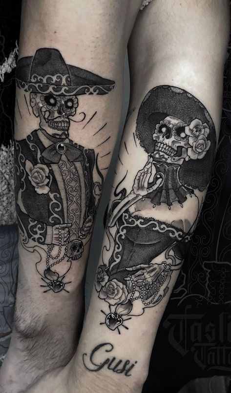 cool Day of the Dead couple tattoo © tattoo artist • TastikTattoo • @fran_tastiktattoo 💟💟💟💟💟 Creative Couple Tattoos, Day Of The Dead Tattoos, Skull Couple Tattoo, Payasa Tattoo, Day Of Dead Tattoo, Traditional Chicano Tattoos, Mexican Skull Tattoos, Lettrage Chicano, Tattoo Caveira