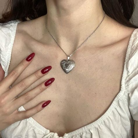 Heart Locket Outfit, Locket Necklace Outfit, Locket Outfit, Ring Necklace Aesthetic, Locket Necklace Aesthetic, Heart Necklace Outfit, Heart Necklace Aesthetic, Necklace Lipstick, Locket Aesthetic