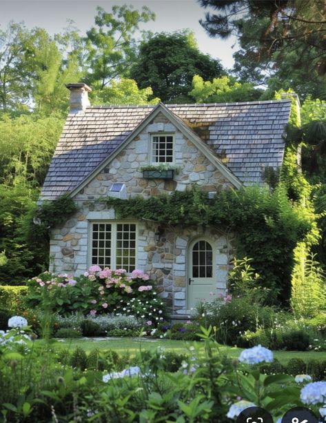 English Tudor Garden, Cottage Like Home, Countryside Bungalow, Tiny Cottage Exterior, Old European Farmhouse, Small Cozy House Exterior, Modern English Cottage Exterior, Cute Cottage Exterior, Old English Cottage Exterior