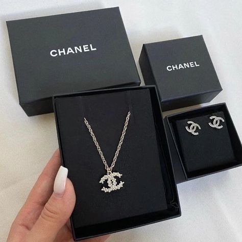 قلادات متدلية, Studera Motivation, Expensive Jewelry Luxury, Chanel Necklace, Luxe Jewelry, Chanel Official, Chanel Official Website, Dior Jewelry, Jewelry Accessories Ideas