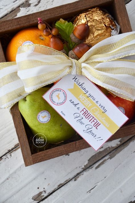 Christmas Gift: North Pole Produce and Printable Gift Tags | theidearoom.net Fruit Basket Gift Ideas, Fruit Basket Diy Gift, Fruit Baskets Diy, Fruit Bouquet Diy, Basket Gift Ideas, Fruit Hampers, Graze Box, Fruit Basket Gift, Trousseau Packing