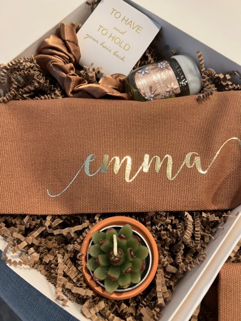 Simple but cute Bridesmaid gift box for my bridesmaids and maid of honor . Terracota wedding colors . Personalized make up bag from Etsy and the succulent candle and box from amazon . Fall Bridesmaid Gifts, Winery Aesthetics, Bridesmaid Boxes Diy, Bridesmaid Hamper, Terracota Wedding, Succulent Candle, Fall Bridesmaid, Cute Bridesmaids Gifts, Succulents Candles