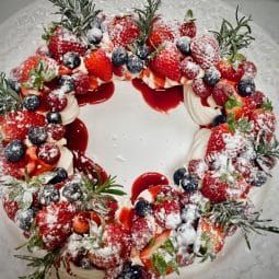 Christmas Wreath Pavlova - total cheat! - Easy Peasy Lemon Squeezy Christmas Meringue Wreath Pavlova, Mini Pavlova Wreath, Christmas Edible Wreath, Christmas Platters Food Snacks, Pavlova Christmas Wreath, Pavlova Wreath Christmas, Christmas Pavlova Ideas, Christmas Wreath Dessert, Wreath Pavlova