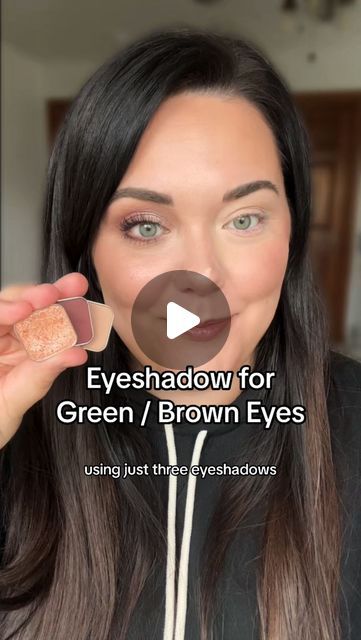 Brown Eye Makeup For Green Eyes, Smokey Eye For Green Eyes Step By Step, Eyeshadow For Light Brown Eyes, Hazel Brown Eyes Makeup, Simple Makeup For Green Eyes, Natural Makeup Looks For Green Eyes, Makeup Green Eyes Brunette, Neutral Makeup For Green Eyes, Green Hazel Eye Makeup