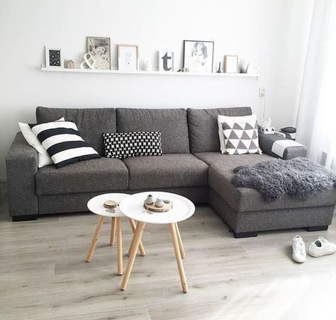 Stylish 20+ Stunning Small Living Room Design For Small Space Dark Grey Couch, Grey Couch, Grey Couch Living Room, Small Living Room Design, Apartment Living Room Design, Small Apartment Living Room, Casa Vintage, Living Room Sofa Design, Small Living Room Decor