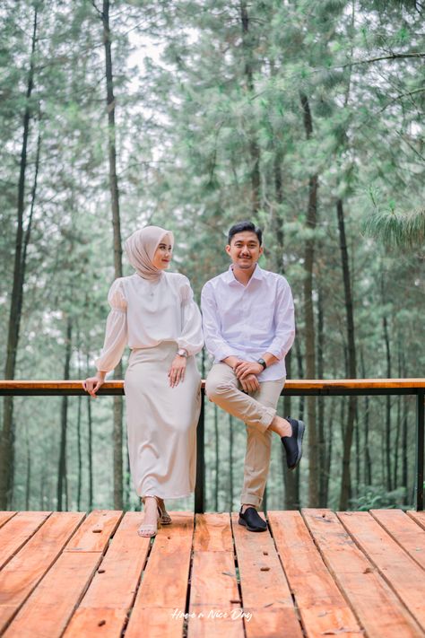 Hijab Couple Photoshoot, Prewedding Hijab Outdoor, Prewedding Photography Hijab, Prewed Casual Outdoor, Casual Prewedding Outdoor, Ide Prewedding Casual, Prewedding Outfit Ideas Casual, Konsep Prewedding Outdoor, Pose Prewedding Outdoor