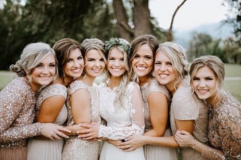 Wedding Poses For Family Group Photos, Outside Wedding Picture Ideas, Natural Wedding Photo Ideas, Wedding Photos 2023, Cool Wedding Photos Bridesmaids, Formal Wedding Pictures, Family Poses Wedding, Family Pictures At Wedding, Fun Wedding Poses For Bridal Party