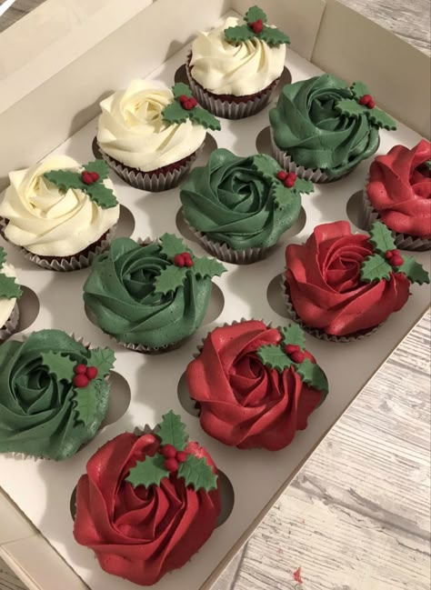 Christmas Desert Decorations, Christmas Theme Cupcakes Decorating Ideas, Aesthetic Christmas Cupcakes, Winter Decorated Cupcakes, Holiday Themed Cupcakes, Xmas Cupcakes Decoration, Christmas Cupcakes Aesthetic, Christmas Theme Cupcakes, Christmas Wedding Cupcakes