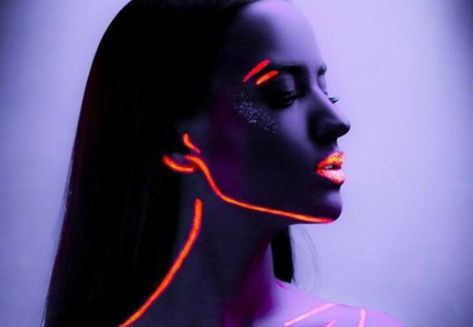 Uv Face Paint, Makeup Neon, Neon Face Paint, Uv Photography, Neon Lights Photography, Uv Makeup, Neon Photoshoot, Neon Photography, Light Shoot