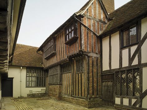 Tudor London, Houses In The Country, Tudor Buildings, Turret House, Garden Town, Tudor Court, Medieval House, Architecture Classic, Great Fire Of London