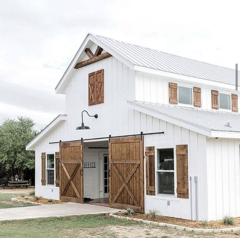 😍 Ohhh the contrast & simplicity of this barn are just perfection!!   #barn #barnsofinsta #farmhouse #farmhousestyle #barnvibes #ilovebarns #barndoors #barnvenue @fiveoaksfarm Barn Exterior Ideas, Dream Horse Barns, Wood Barn Door, Barn Renovation, Barns Sheds, Barn Plans, Dream Barn, Barn Design, Farm Barn