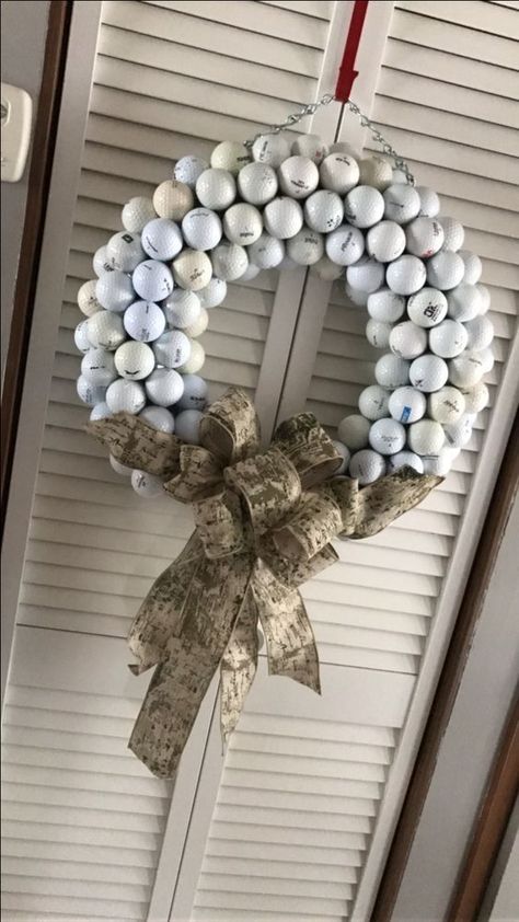 DIY wreath made of golf balls! Perfect idea for Christmas decoration! Golf Ball Wreath, Sport Wreaths, Golf Club Crafts, Golf Centerpieces, Diy Golf, Golf Crafts, Golf Birthday Gifts, Golf Ball Gift, Golf Ball Crafts