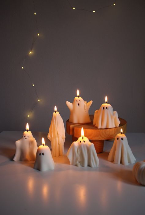 Autumn Decorating Outside, Fall Decoration Inspiration, Apartment Decor For Fall, Simple Haloween Decoracion, 2024 Halloween Decor Ideas, Cool Shaped Candles, Decorate For Halloween Inside, Anthropologie Halloween Decor, White Goth Decor