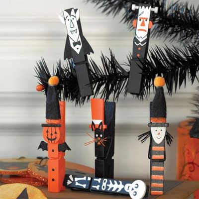 Halloween Clothespins Halloween Clothespin, Clothespin Art, Christmas Clothespins, Clothes Pin Crafts, Halloween Craft, Halloween Trees, Halloween Ornaments, Theme Halloween, Halloween Projects