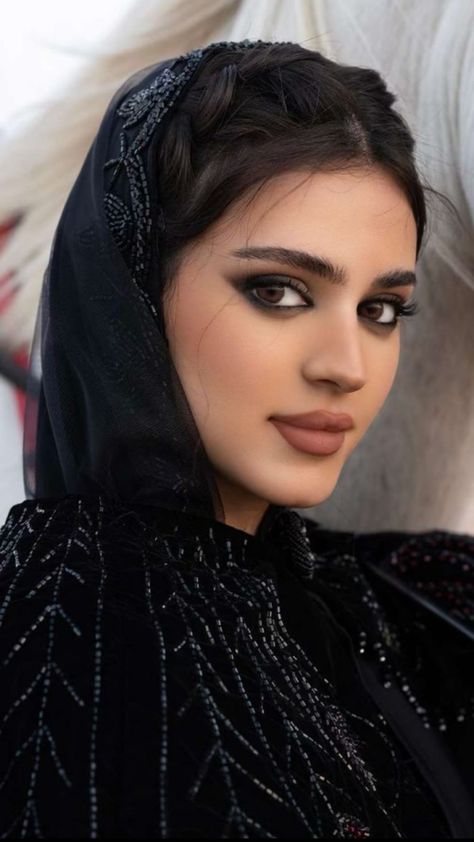 Persian Makeup, 2000s Makeup Looks, Arabic Eye Makeup, Middle Eastern Makeup, Eastern Makeup, Arabic Makeup, Arabian Beauty, Women Faces, Arabian Beauty Women