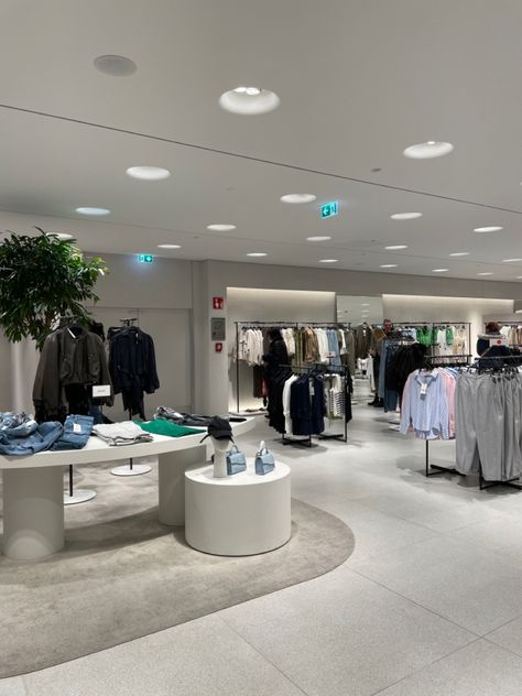 Clothes Stores Design, Zara Interior Store, Cloth Shop Interior Design Retail, Boutique Office Design, Clothes Shop Design, Luxury Clothing Store, Shoe Store Design, Store Plan, Zara Store