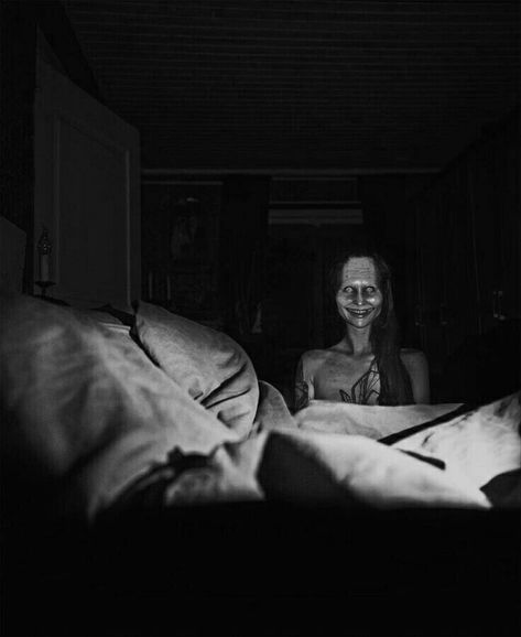 Scary Photography Horror, Scary Black And White Photos, Horror Scary Creepy, Pictures With Disturbing Backstory, Old Creepy Pictures, Dopplegangers Creepy, Cursed Image Creepy, Scary Images Creepy Pictures, Disturbing Images Dark