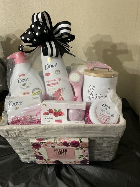 Mom Christmas Basket Ideas, Christmas Cleaning Gift Basket, Christmas Gift Baskets For Mom, Beauty Basket Ideas, Gift Baskets For Moms, Mom Basket Gift, Skin Care Gift Basket Ideas, Gift Basket For Moms, Selfcare Gift Basket