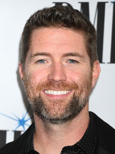 HAPPY 41st BIRTHDAY to JOSH TURNER!!     11 / 20 / 2018   American country and gospel singer and actor. On December 21, 2001, Turner debuted on the Grand Ole Opry with the song "Long Black Train". Josh Turner Selfie, Josh Turner Songs, Happy 41st Birthday, Classic Monster Movies, Josh Turner, Monster Movies, 41st Birthday, Video Call With Boyfriend Screen Photo, Haircut Pictures