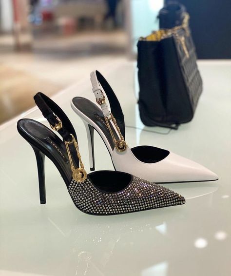 Beauty ✨ (@Outfit_Luxy) on X Luxury Shoes Heels, Elegant Shoes Heels, Versace Heels, Stile Blair Waldorf, Fashion Shoes Heels, Shoes Heels Classy, Grooming Tips, Heels Classy, Stunning Shoes