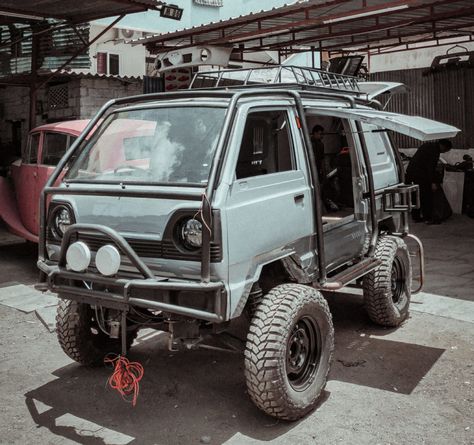 Holy Shift Is converting the Suzuki Omni into the off-road ready Gymni | Men's Gear Suzuki Omni, Mobil Off Road, Mini Trucks 4x4, T3 Vw, Suzuki Carry, Hors Route, Mini Truck, 4x4 Van, Mini Camper