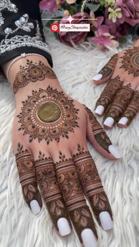 Go for a bohemian summer with this laid-back, geometric pattern that’s stylish yet simple. #BohoHenna #ChicMehndi #SummerBoho #GeoDesigns Mahendi Round Designs, Mehndi Design New Style, Mehindi Desgin Round, Round Mehndi Design Unique, Bohemian Mehendi Design, Mehendi Circle Design Beautiful, Stylish Back Hand Mehndi, Round Mehndi Design, Celebrity Maternity