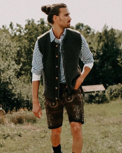 Daniel Reith on Instagram: “Wiesn countdown 🍺 Two weeks left until this year’s start. Get your Lederhosen ready and check out my @zalando Oktoberfest look now (Link in…” Dirndl Dress Traditional, German Lederhosen, Bavarian Outfit, Oktoberfest Outfit, Dress Traditional, Dirndl Dress, Leather Backpacks, Men Wear, Real Men