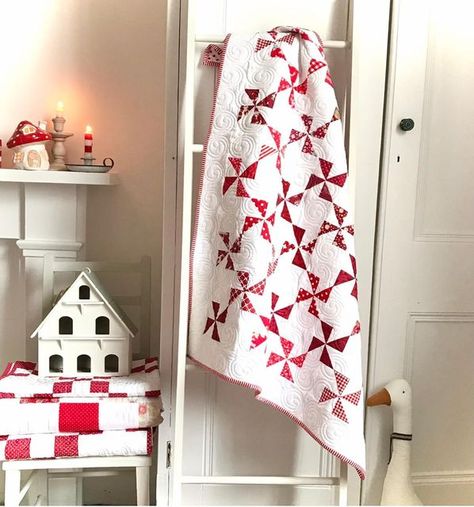 Helen Philipps on Instagram: "Here’s my Pinwheels Quilt in festive red and white ❤️✂️❤️ my favourite colours for Christmas and beyond ❤️🤶🏻❤️ I love this traditional block and how it captures both the past and vintage quilts and also looks modern and graphic …..pattern is in my Etsy shop link in bio (lovely longarm machine quilting by @debbieholland501 )❤️✂️❤️ Home again now through sleet and snow and busy this weekend putting up the trees, writing Christmas cards, and meeting up with family fo Pinwheels Quilt, Pinwheel Quilts, Baby Quilt Patterns Easy, 4 Patch Quilt, Pinwheel Quilt Pattern, Charm Pack Quilt Patterns, Traditional Patchwork, Charm Pack Quilt, Two Color Quilts