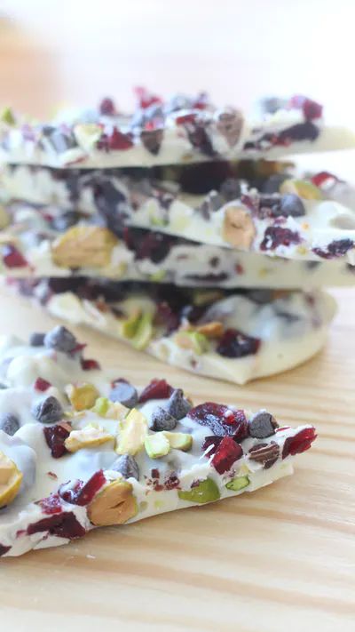 White Chocolate Bark Recipes, Pistachio White Chocolate, White Chocolate Bark, Chocolate Bark Recipe, Cranberry Pistachio, Candy Bark, Christmas Candy Recipes, Bark Recipe, Xmas Food