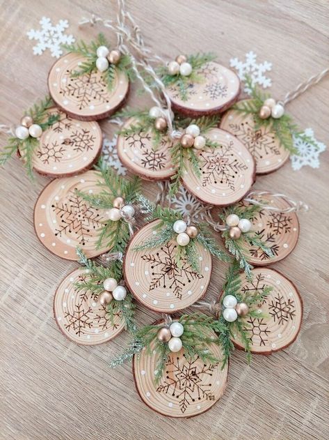 Rustic Christmas Ornaments, Home Decor Wood, Wood Burning Crafts, Christmas Wood Crafts, Gift Toppers, Wood Christmas Ornaments, Christmas Ornament Crafts, Christmas Wood, Wooden Ornaments