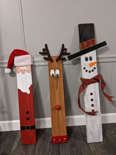 Pallet Santa Diy, Pallet Reindeer Diy, Skid Projects Pallet Ideas, Diy Christmas Decorations With Wood, Outdoor Christmas Signs Diy, Fence Post Crafts Diy Projects, Fence Picket Christmas Crafts, Pallet Gnomes, Pallet Crafts Christmas