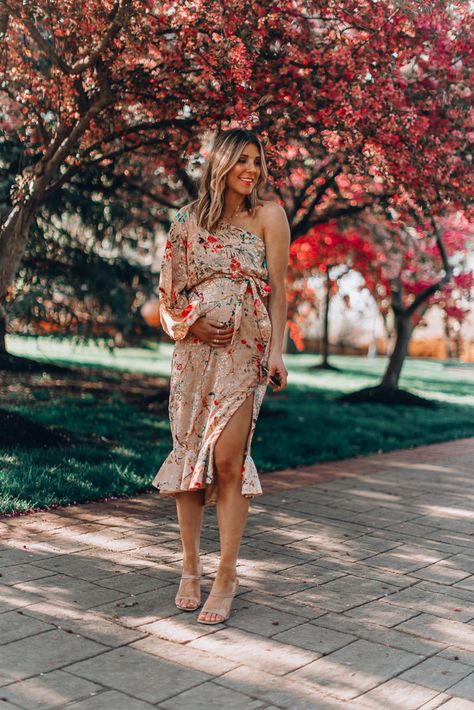 Summer maternity fashion