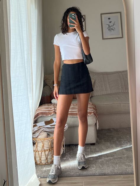 Black Mini Skirt Outfit Summer, White Mini Skirt Outfit, Black Skirt Outfit Summer, Mini Skirts Outfits Summer, Black Mini Skirt Outfit, Skirt Outfit Casual, Fitness Influencer, Skirt Outfit Summer, Skirt Outfits Summer