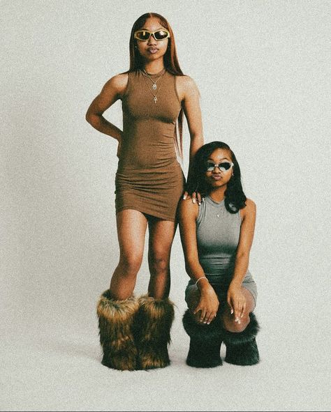 Sisters Photoshoot Poses, Friendship Photoshoot, 21st Birthday Photoshoot, Beautiful Photoshoot Ideas, Sisters Photoshoot, Cute Birthday Outfits, Best Friend Outfits, Creative Photoshoot Ideas, Best Friend Photoshoot