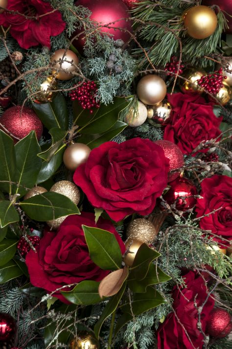 Roses Christmas Decor, Roses On Christmas Tree, Christmas Tree With Red Roses, Red Rose Christmas Tree, Christmas Tree With Roses, Rich Christmas Aesthetic, Rose Christmas Decor, Roses Christmas Tree, Rose Christmas Tree