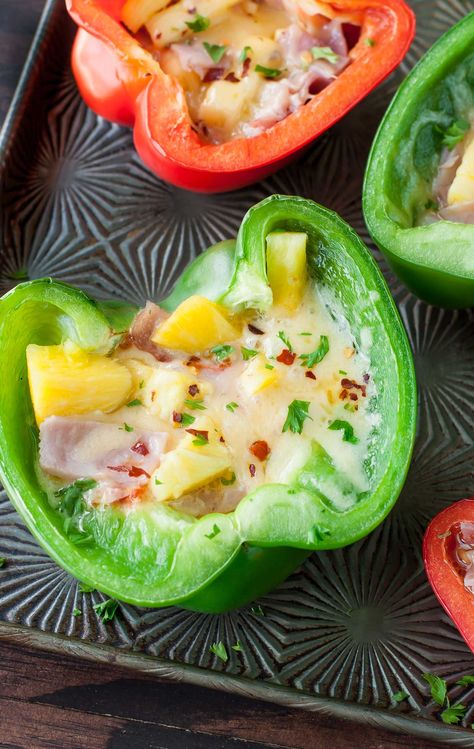 Hawaiian Bell Pepper Pizzas: Ditch the crust and grab a bell pepper! Pizza Stuffed Peppers, Pizza For Two, Bell Pepper Pizza, Pepper Pizza, Stuffed Bell Pepper, Pepper Sandwich, Bell Pepper Recipes, Stuffed Mini Peppers, Curry Shrimp