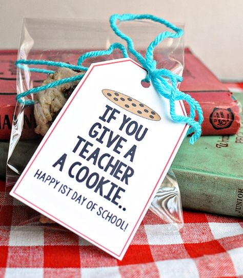 Make your new teachers feel special and welcome with a handmade gift from your kiddos. Any teacher would love one of these kid-friendly gifts that are perfect for back to school. Here are 9 Kid-Friendly Gifts to Make for Teacher's Back to School.: If You Give a Teacher a Cookie Back To School Printables, Teacher Treats, Preschool Teacher Gifts, Preschool Gifts, School Printables, School Treats, School Teacher Gifts, Diy Teacher Gifts, Staff Appreciation