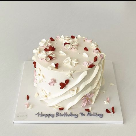 White And Red Cake Aesthetic, Red And White Cake Aesthetic, White Cake With Flowers Birthday, Birthday Cake Pink Flowers, White Cake With Red Flowers, Cake Designs Valentines Day, White And Red Birthday Cake, Red And White Cake Design, Valentines Day Cake Aesthetic