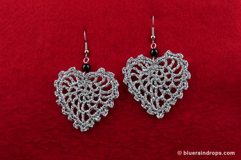 Lacy heart earrings with metallic thread. See pattern Crochet Lace Earrings, Diy Crochet Jewelry Free Pattern, Crochet Leaf Earrings Free Pattern, Crochet Stud Earrings, Crochet Earrings Free Pattern, Crochet Thread Patterns, Crocheted Earrings, Beginning Crochet, Valentine Earrings