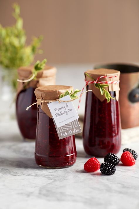 Spiced Blackberry Raspberry Jam - these would make fantastic holiday gifts @driscollsberry #blackberryjam #jam #jelly Blackberry Jam Recipes, Jam Packaging, Jar Of Jam, Fruit Packaging, Berry Jam, Blackberry Jam, Berries Recipes, Vegetable Drinks, Homemade Jam