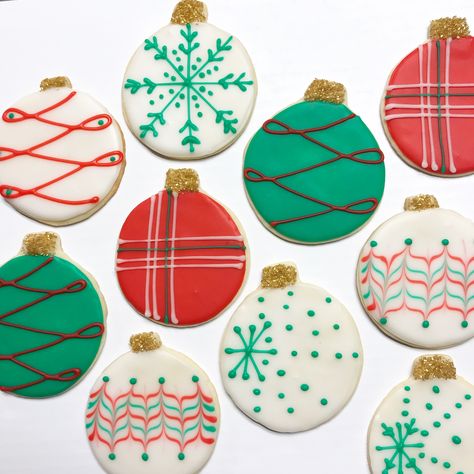 Christmas Cookie Ornaments Royal Icing, Ornament Cookie Decorating Ideas, Christmas Sugar Cookies Ornaments, Ornaments Cookies Decorated, Round Sugar Cookie Christmas Designs, Cookie Ornaments Decorated, Christmas Ball Cookies Decorated, Christmas Cookies Decorated Ornament, Round Sugar Cookie Decorating Ideas Christmas