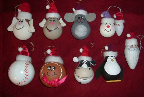 LIKE THE BASEBALL BUT MAKE IT A SOFTBALL Lightbulb ornaments Bulb Craft, Jul Diy, Light Bulb Crafts, Bulb Ornaments, Light Bulb Ornaments, Christmas Light Bulbs, Lightbulbs, Charlie Brown Christmas, Snoopy Christmas